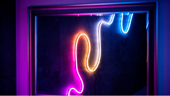 美學：LED 霓虹燈與玻璃發光