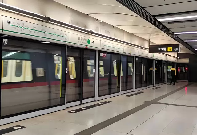 捷運站線性照明