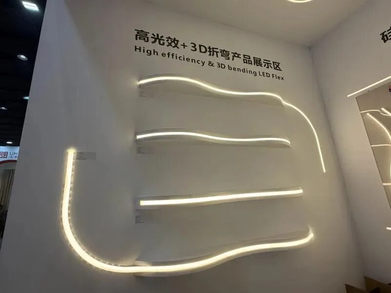 建築照明的未來由智慧靈活性和超長 LED 系統定義